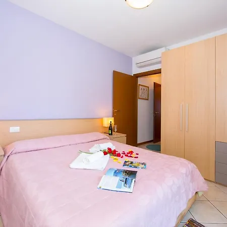Sleeps 6 Pool Air Con