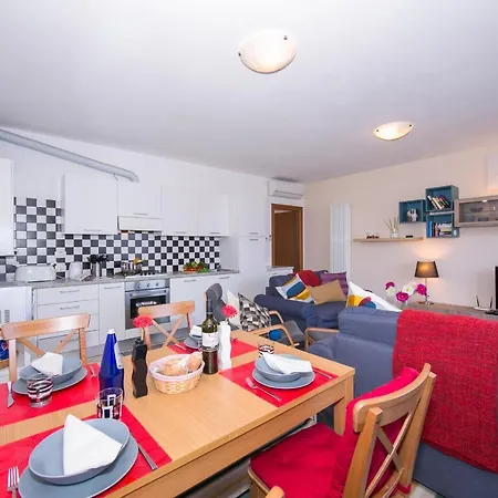 Apartamento Sleeps 6 Pool Air Con