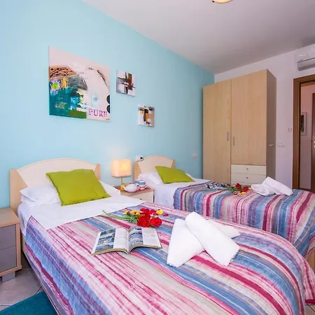Sleeps 6 Pool Air Con Regoledo
