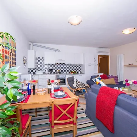Apartment Sleeps 6 Pool Air Con *