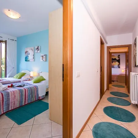 Sleeps 6 Pool Air Con Apartment